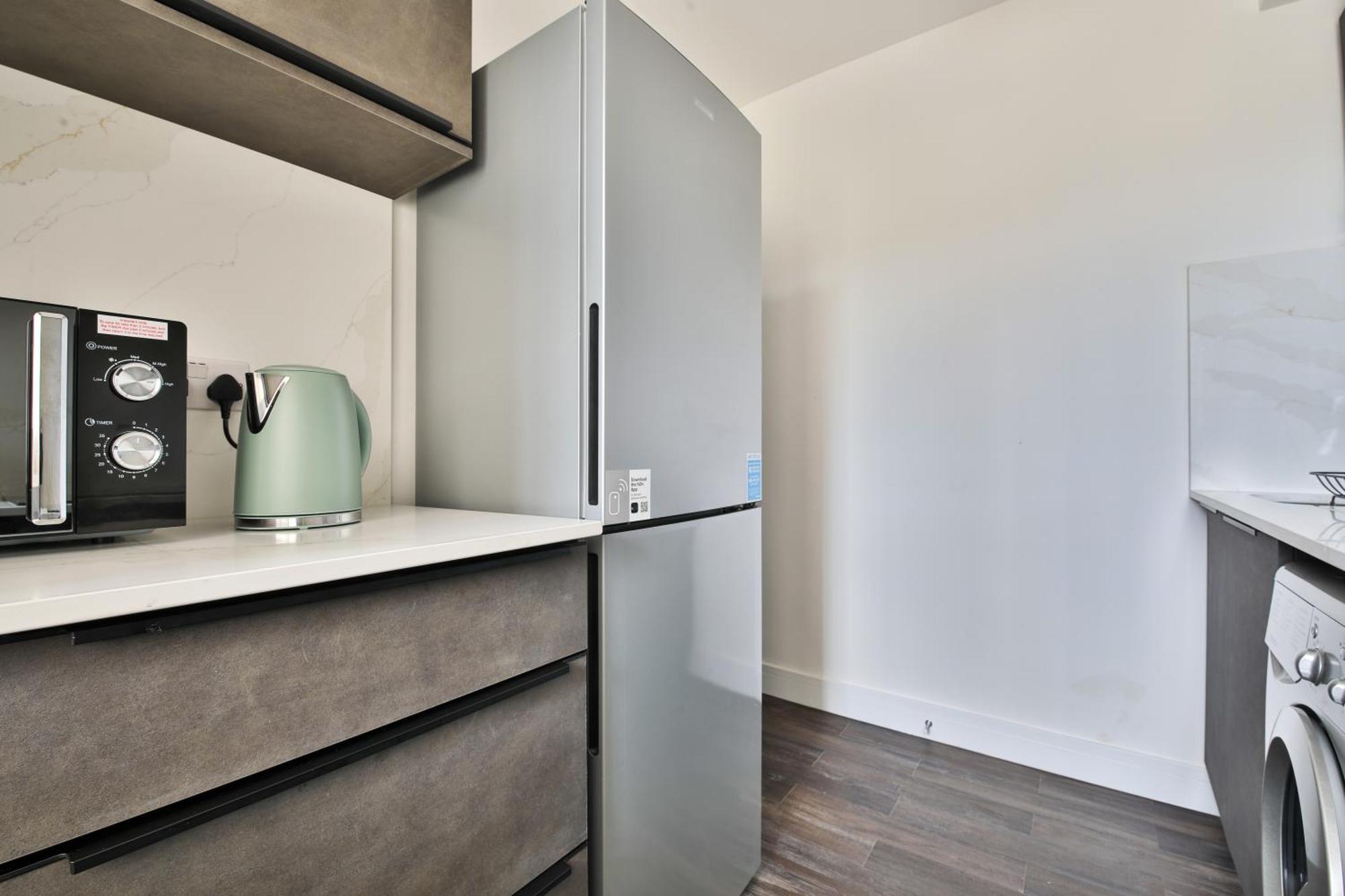 Amber Vista 2 Bedroom Apartments- Supermarket, Coffee Shop, Restaurants & Parking Below Cardiff Bagian luar foto