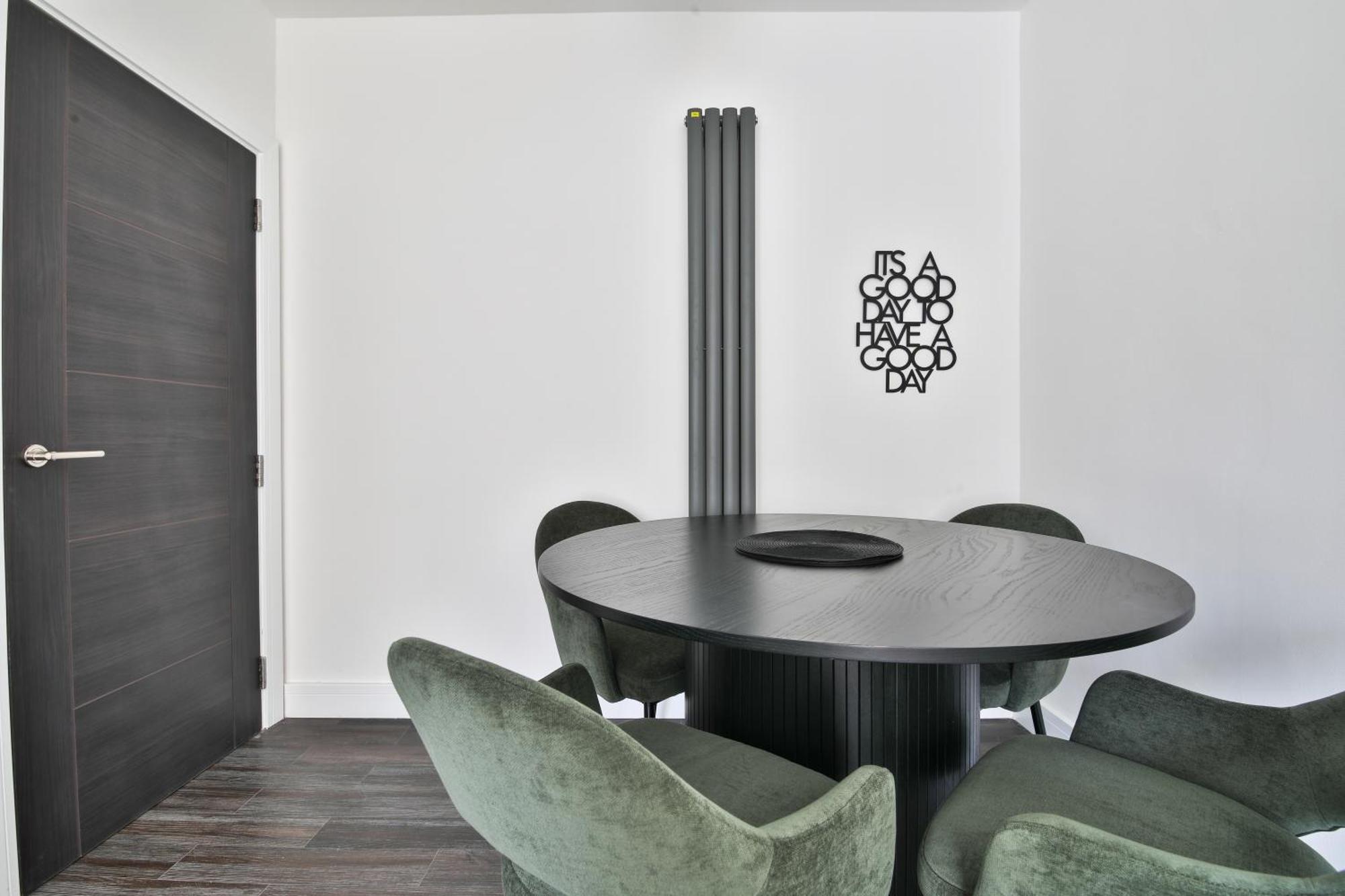 Amber Vista 2 Bedroom Apartments- Supermarket, Coffee Shop, Restaurants & Parking Below Cardiff Bagian luar foto