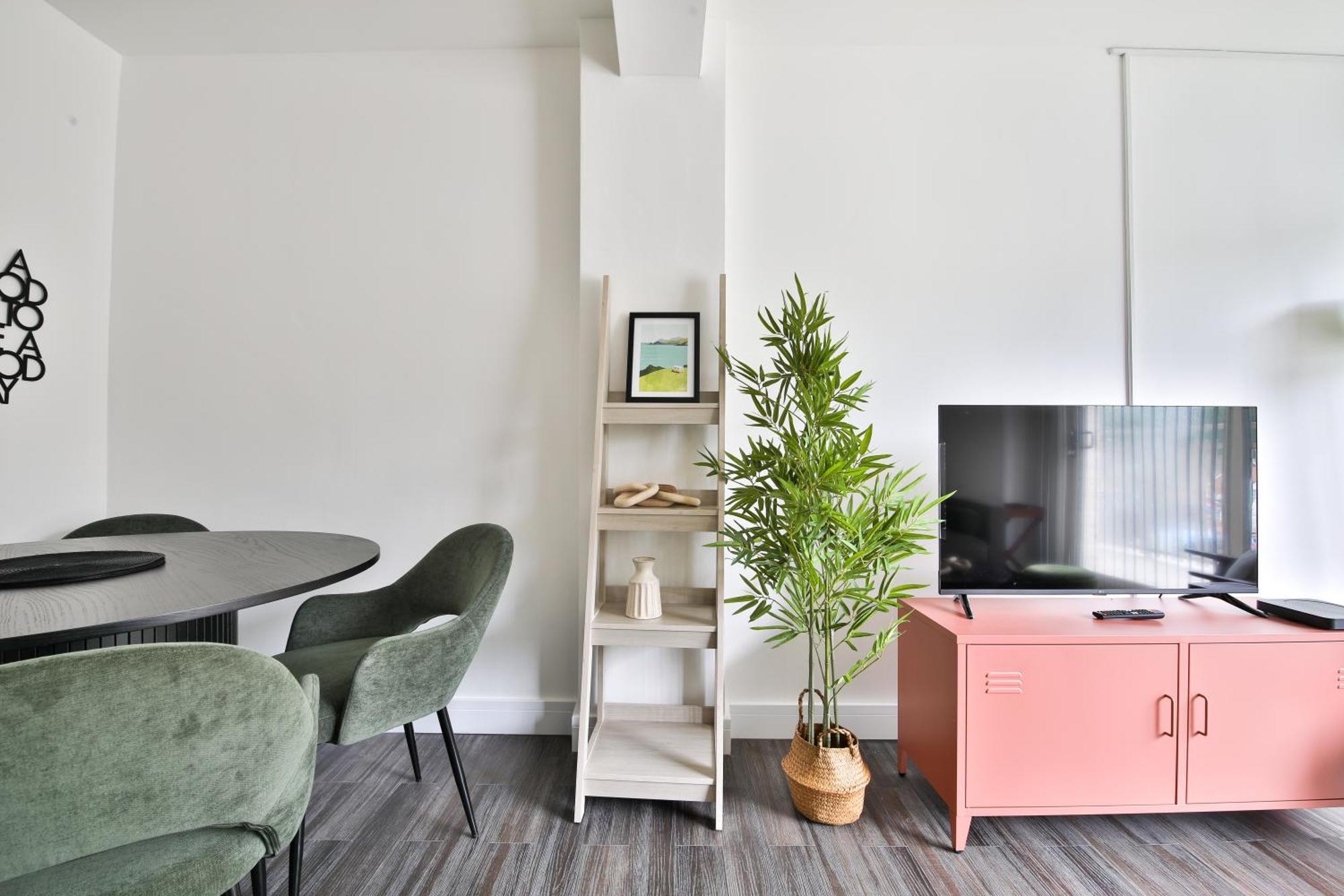 Amber Vista 2 Bedroom Apartments- Supermarket, Coffee Shop, Restaurants & Parking Below Cardiff Bagian luar foto