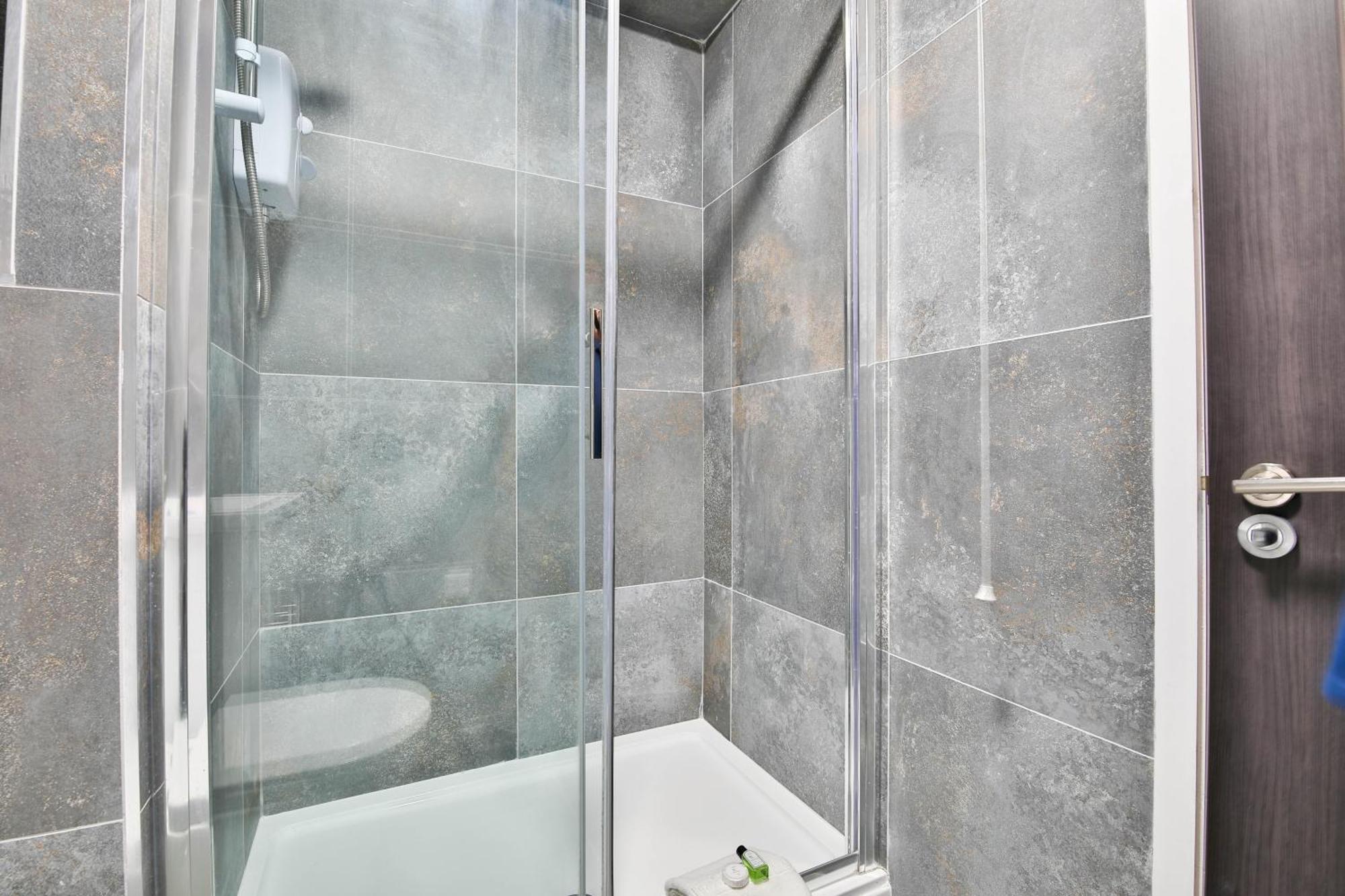 Amber Vista 2 Bedroom Apartments- Supermarket, Coffee Shop, Restaurants & Parking Below Cardiff Bagian luar foto