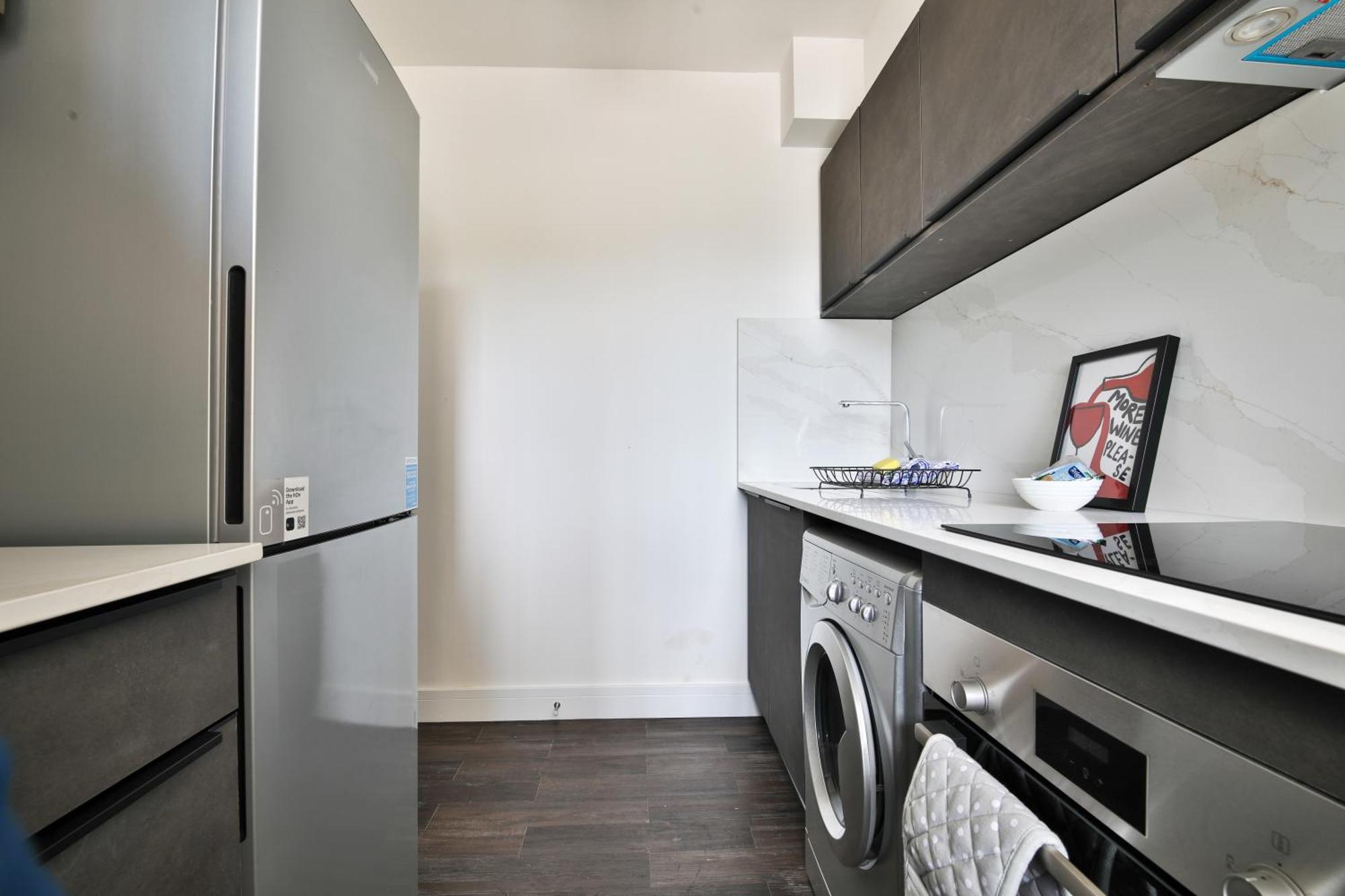 Amber Vista 2 Bedroom Apartments- Supermarket, Coffee Shop, Restaurants & Parking Below Cardiff Bagian luar foto