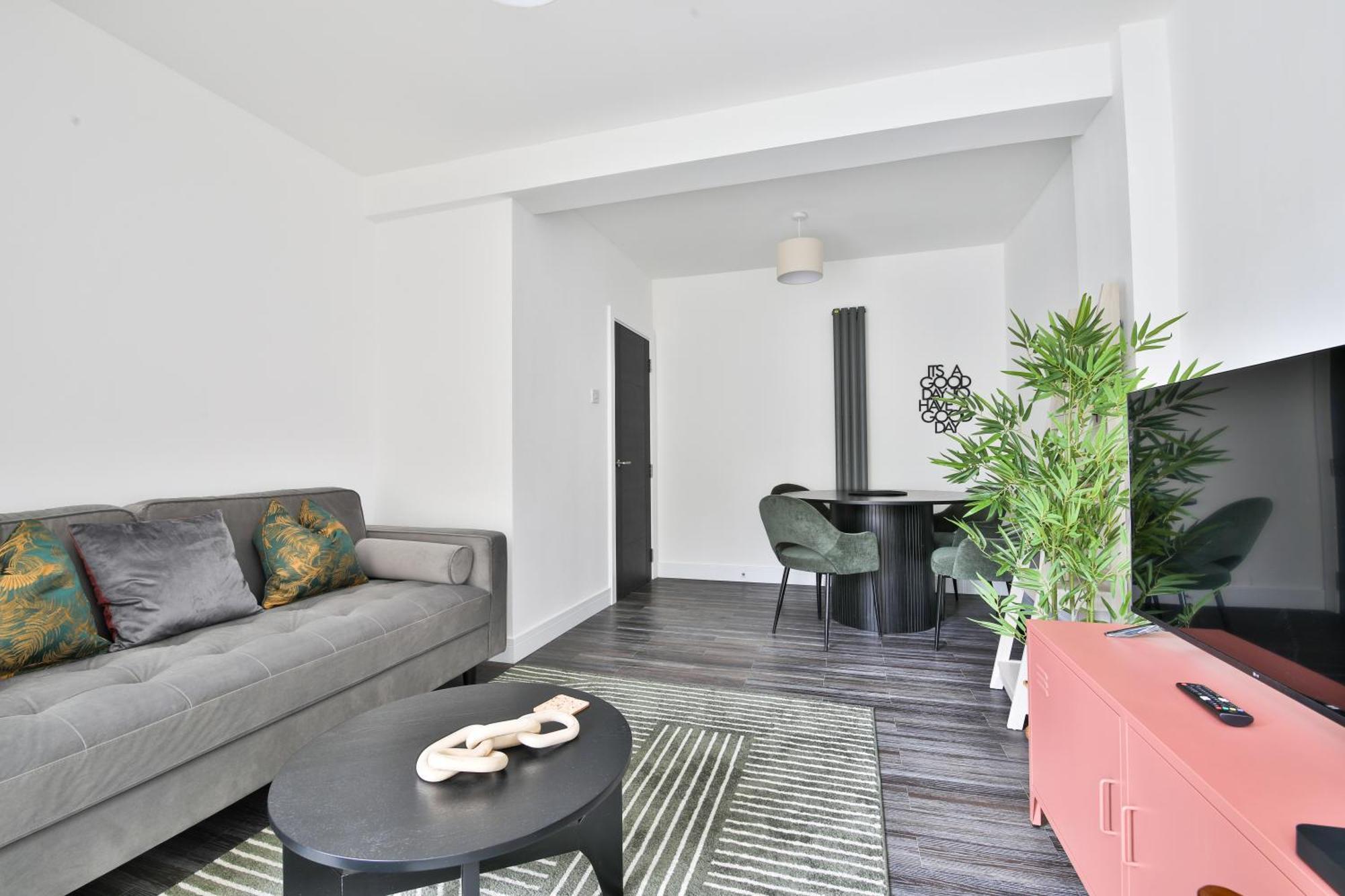 Amber Vista 2 Bedroom Apartments- Supermarket, Coffee Shop, Restaurants & Parking Below Cardiff Bagian luar foto
