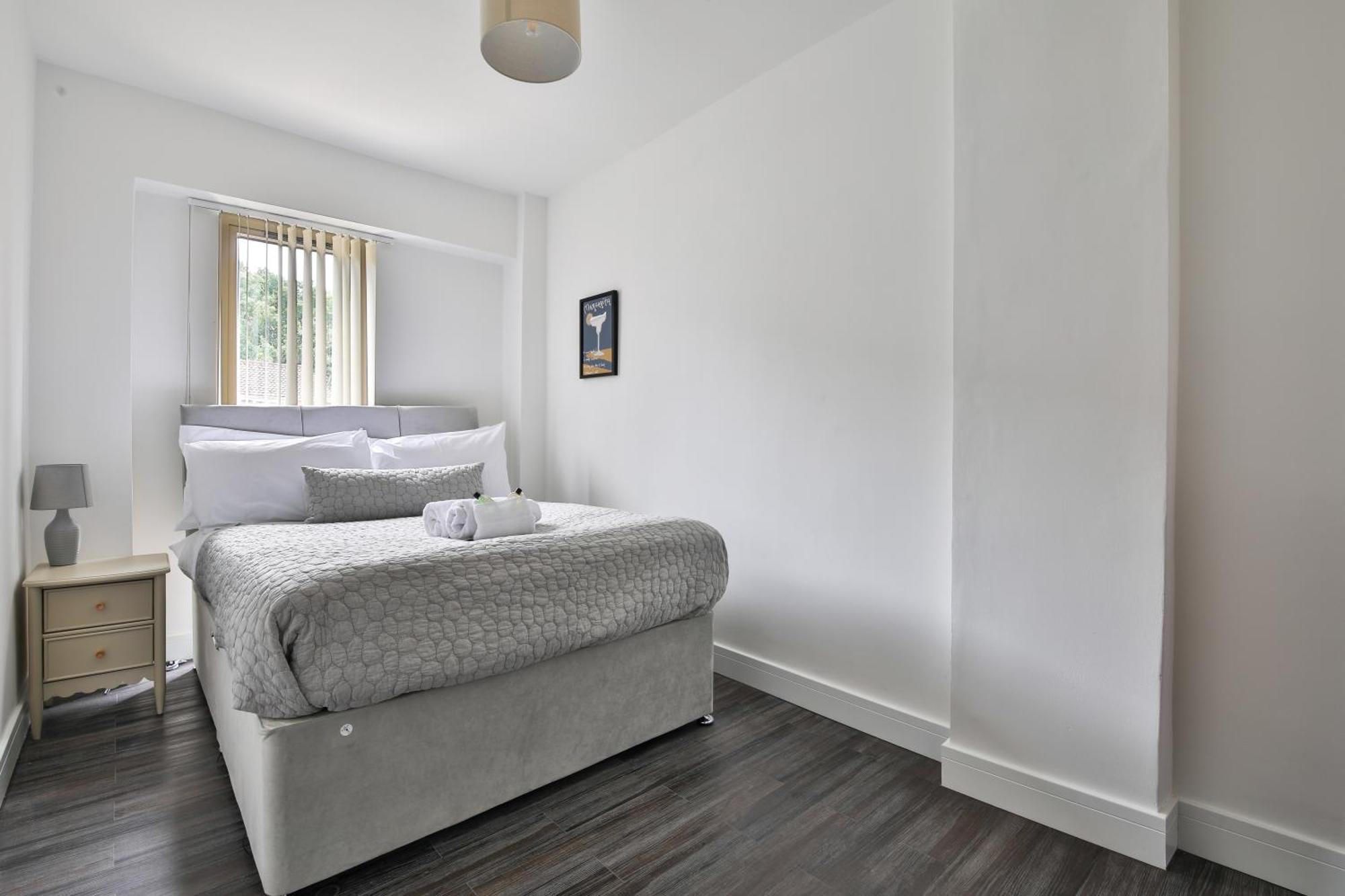 Amber Vista 2 Bedroom Apartments- Supermarket, Coffee Shop, Restaurants & Parking Below Cardiff Bagian luar foto