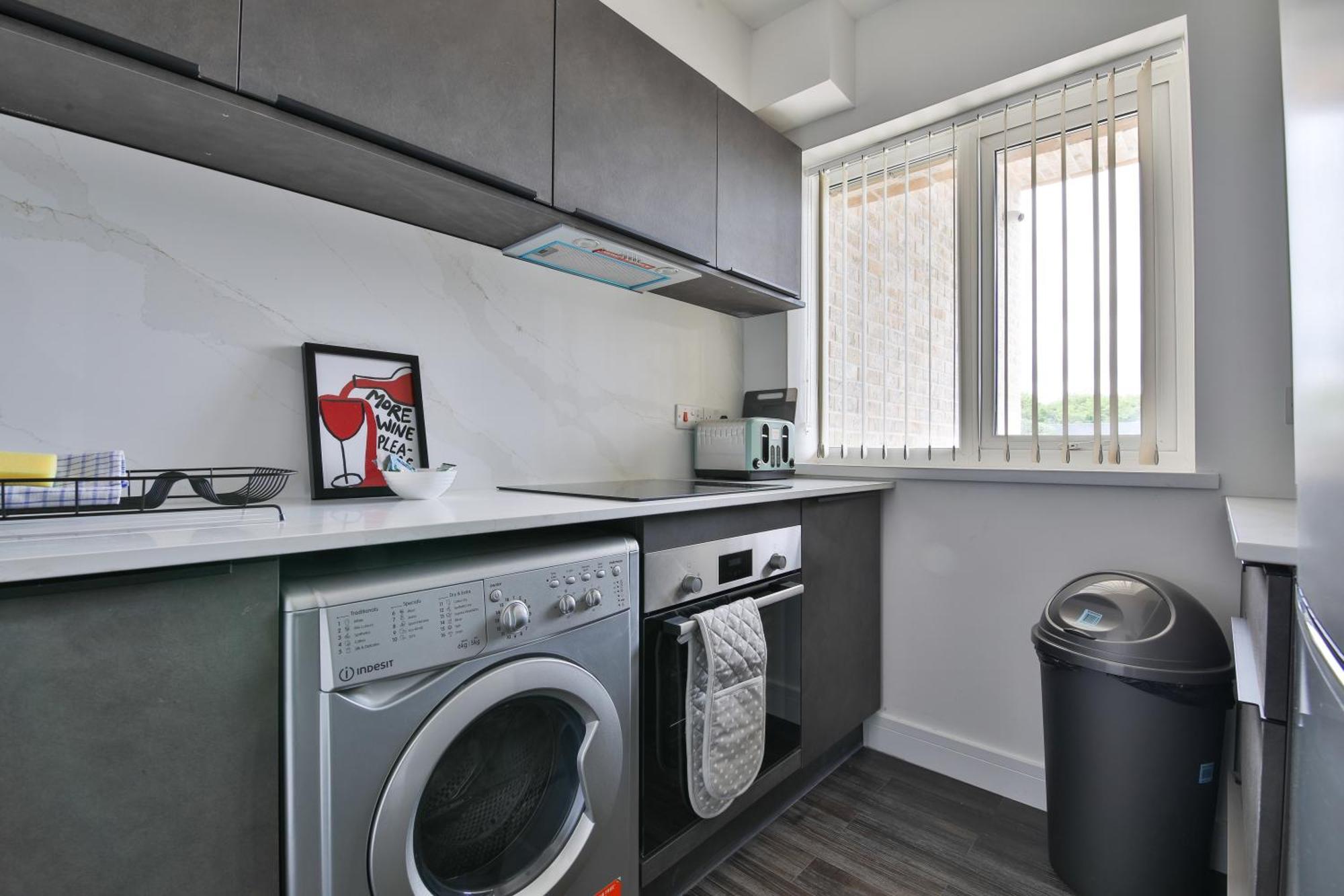 Amber Vista 2 Bedroom Apartments- Supermarket, Coffee Shop, Restaurants & Parking Below Cardiff Bagian luar foto