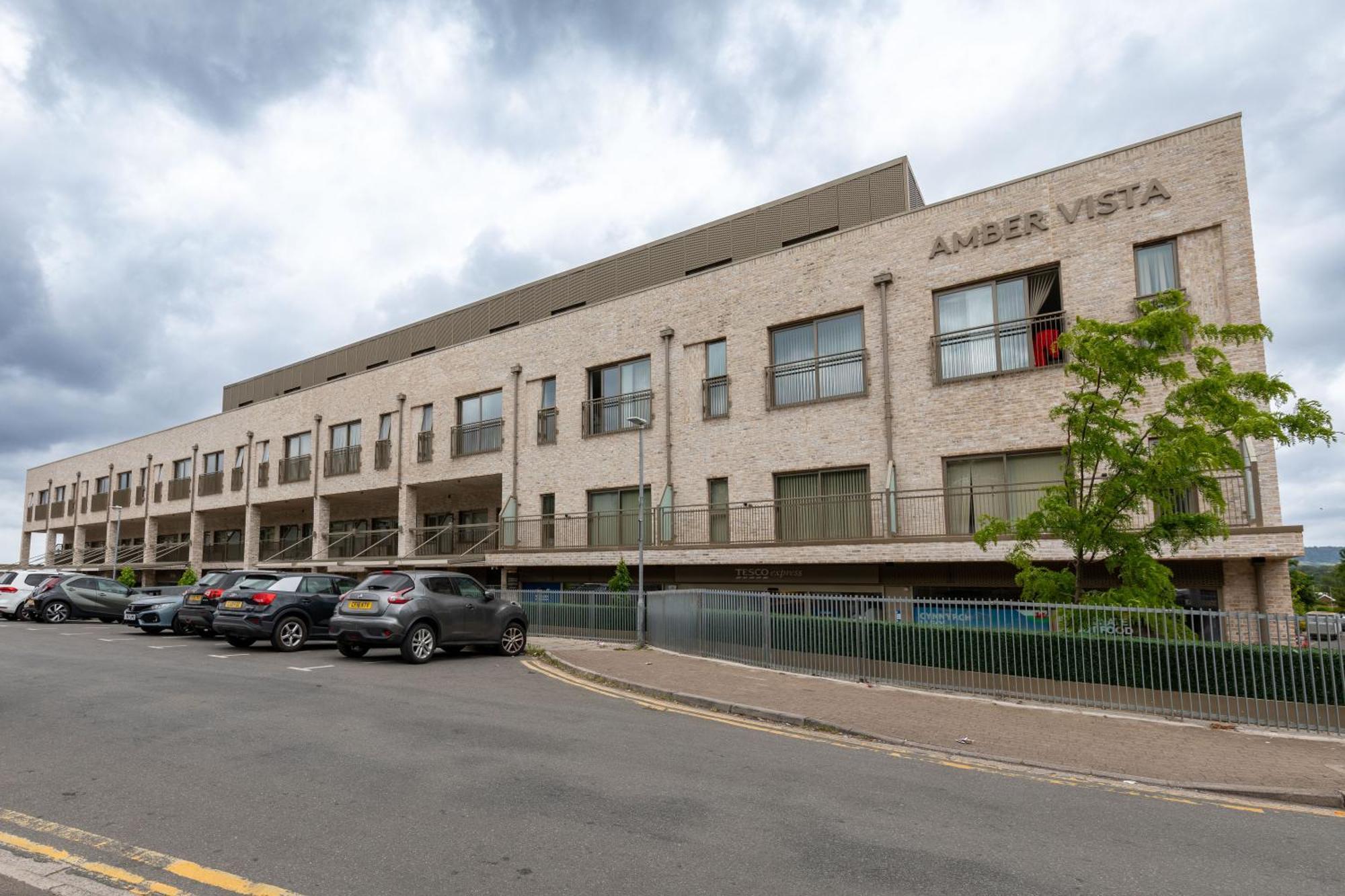Amber Vista 2 Bedroom Apartments- Supermarket, Coffee Shop, Restaurants & Parking Below Cardiff Bagian luar foto